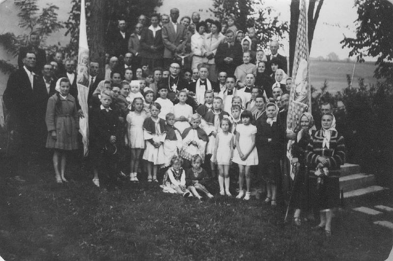parafia polskokatolicka 1_20.jpg - Rok 1963. Wizyta prymasa KPK, ks. biskupa dr prof. Maksymiliana Rodego w towarzystwie ks. infułata Tadeusza R. Majewskiego